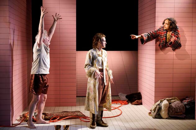 Bilder des Jahres 2022, Entertainment 05 Mai Entertainment Themen der Woche KW18 Entertainment Bilder des Tages Peter Rene Lüdicke, Birgit Unterweger und Caner Sunar bei der Fotoprobe zum Theaterstück Die vier letzten Dinge in der Box im Deutschen Theater. Berlin, 06.05.2022