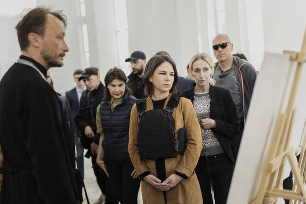 Bilder des Jahres 2022, News 05 Mai News Bilder des Tages Annalena Baerbock (Buendnis 90 Die Gruenen), Bundesaussenministerin, besucht die Kirche im Rahmen eines Besuches der Stadt Butscha, 10.05.2022. Baerbock reist als erste Vertreterin der Bundesregierung nach dem Beginn des Krieges in die Ukraine. Butscha wurde bekannt durch ein Massaker mutmasslich durch Angehoerige der russischen Streitkraefte im Zuge der Besetzung der Stadt im Rahmen des Angriffskrieges Russlands auf die Ukraine. Laut ukrainischen Angaben wurden ueber 400 Zivilisten getoetet. Butscha Ukraine Copyright: xFlorianxGaertnerx