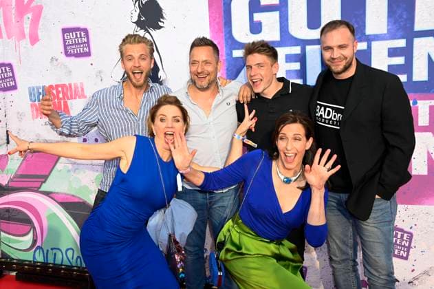 Bilder des Jahres 2022, Entertainment 05 Mai Entertainment Bilder des Tages Niklas Osterloh, Gisa Zach, Lars Pape, Lennart Borchert, Ulrike Frank und Patrick Heinrich bei der GZSZ Party 30 Jahre GZSZ im GZSZ Außenset an der Orenstein-&-Koppel-Straße. Potsdam, 10.05.2022