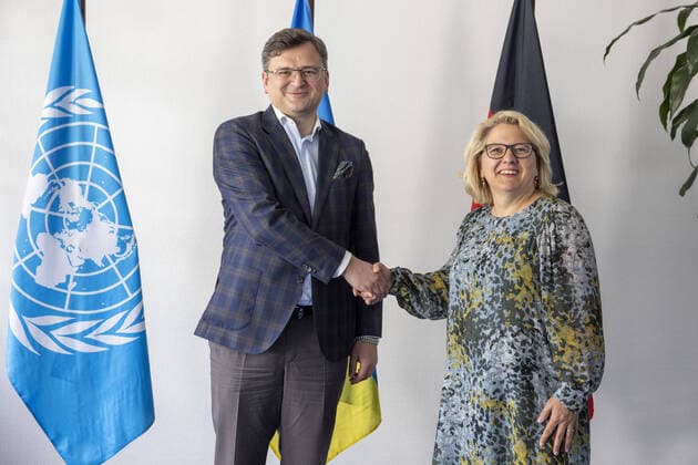 Bilder des Jahres 2022, News 05 Mai News Bilder des Tages Svenja Schulze (SPD), Bundesministerin fuer wirtschaftliche Zusammenarbeit und Entwicklung, trifft den Aussenminister der Ukraine Dmytor Kuleba im BMZ in Berlin, 11.05.2022. Berlin Deutschland