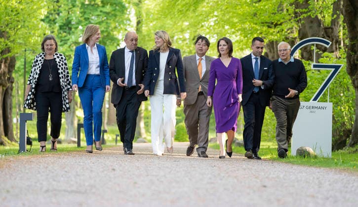 Bilder des Jahres 2022, News 05 Mai News Bilder des Tages G7 Foreign Ministers Meeting Germany May 2022 - G7 Außenministerkonferenz Deutschland Mai 2022 - Family photo - Group photo with - Familienfoto - Gruppenfoto mit Annalena Baerbock, Außenministerin Deutschland, Luigi Di Maio, Außenminister Italien, Yoshimasa Hayashi, jap. æž— è䳿£ Hayashi Yoshimasa, Außenminister Japan, Jean-Yves Le Drian, Außenminister Frankreich, Mà lanie Melanie Joly, Außenministerin Kanada, Elizabeth Liz Truss, Außenministerin Großbritannien UK, Josep Josà Borrell, Außenbeauftrater Europäische Union EU Antony Blinken, Außenminister Vereinigte Staaten von Amerika USA, muss sich wegen einer Coronaerkrankung vertreten lassen;G7 Foreign Ministers Meeting Germany May 2022 - G7 Außenministerkonferenz Deutsch