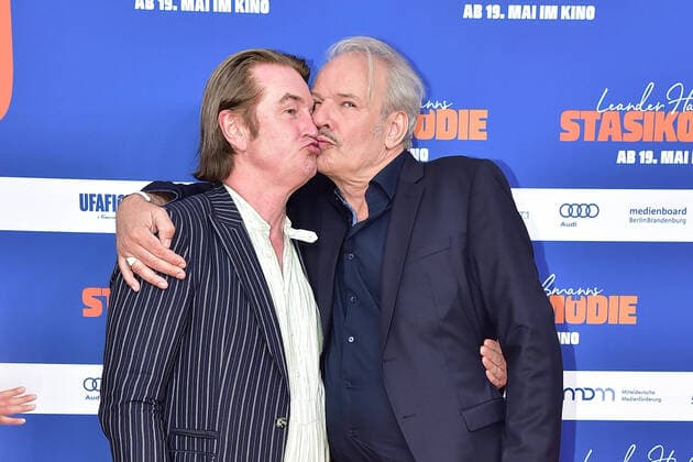 Bilder des Jahres 2022, Entertainment 05 Mai Entertainment Bilder des Tages Badiucao Austellung in Prag Leander Haußmanns STASIKOMÖDIE Detlef Buck, Leander Hausmann Leander Haussmann, Detlef Buck Premiere von Leander Haußmanns STASIKOMÖDIE in Berlin am 12.05.2022
