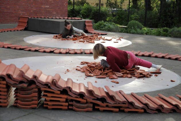 Bilder des Jahres 2022, Entertainment 05 Mai Annalena Steiner und Katja Wiegand, v.l., während der Tanzperformance Within Seconds in der Schiffbauergasse in Potsdam, 12. Mai 2022. Choreografie Salome Kehlenbach. Tanz im öffentlichen Raum mit Studentinnen und Studenten des HZT Berlin während der Potsdamer Tanztage. Potsdamer Tanztage - International festival for contemporary dance