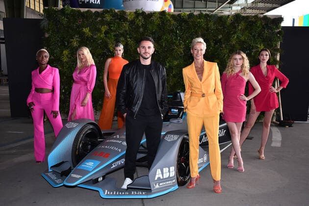 Bilder des Jahres 2022, Entertainment 05 Mai Entertainment Bilder des Tages Germanys next Topmodel Kandidatin Noella, Lieselotte, Lou-Anne, Rennfahrer Daniel Abt, Martina, Luca und Anita beim Fotoshooting am Rande vom Formula E Weltmeisterschafts - Rennen auf dem Gelände vom Flughafen Tempelhof am 13.05.2022 in Berlin GnTM (Pro 7) Photoshooting mit den Finalistinnen auf dem Flughafen Tempelhof in Berlin