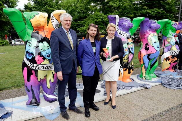 Bilder des Jahres 2022, News 05 Mai 13.05.2022, Berlin, Deutschland - Enthuellung von Buddy-Baer-Skulpturen von Street-Art-Kuenstler Damian Yves Rohde auf dem Wittenbergplatz in Berlin. Das Motto des Kunstwerks lautet Hand-in-Hand fuer Toleranz. Foto: v.r. Franziska Giffey, SPD, Regierende Buergermeisterin von Berlin, Street-Art-Kuenstler Damian Yves Rohde und Unternehmer Klaus Herlitz, Gruender der Buddy Baer Berlin GmbH.