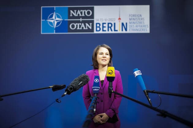 Bilder des Jahres 2022, News 05 Mai News Bilder des Tages Annalena Baerbock, Bundesaussenministerin, aufgenommen waehrend eines Doorsteps im Rahmen des informellen Treffens der NATO-AussenministerInnen in Berlin, 15.05.2022. Berlin Germany Copyright: xJaninexSchmitzx