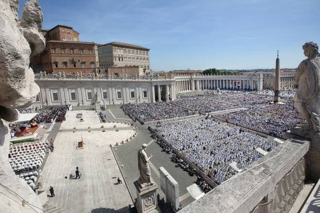 Bilder des Jahres 2022, News 05 Mai News Bilder des Tages 2022-05-15 10:24:32 VATICAN CITY - Catholics on St. Peter s Square during the canonization of, among others, the Dutch Karmelite Father Titus Brandsma. Brandsma was arrested by the German occupiers in 1942 because of his open opposition to Nazism, which he expressed long before the war. The Carmelite died in Dachau concentration camp from hardship. ANP RAMON MANGOLD netherlands out - belgium out