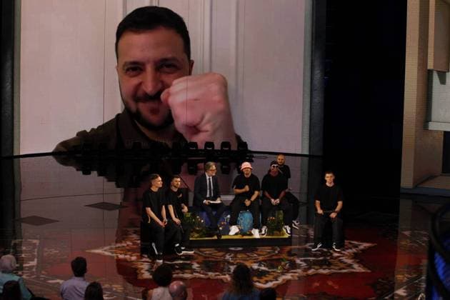 Bilder des Jahres 2022, Entertainment 05 Mai Bilder des Jahres 2022, News 05 Mai News Bilder des Tages Foto IPP MIPA Milano 15 05 2022 trasmissione TV Che Tempo che fa nella foto il presidente dell Ucraina Volodymyr Zelensky in collegamento da Kiev mentre saluta e si complimenta con il gruppo musicale Kalush Orchestra vincitore dell Eurovision Song Contest, seduto tra di loro il conduttore Fabio Fazio Italy Photo Press - World Copyright