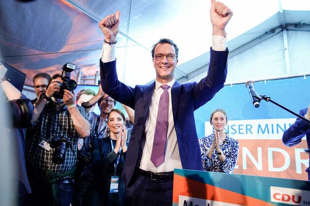 Bilder des Jahres 2022, News 05 Mai News Bilder des Tages CDU Wahlabend Party bei der CDU NRW nach der Landtagswahl Aktuell, 15.05.2022, Duesseldorf, Der amtierende und wieder frisch gewaehlter Ministerpraesident Hendrik Wuest spricht bei der CDU Wahlparty zu seinen Anhaengern mit Ehefrau Katharina und laesst sich feiern nach der Landtagswahl 2022 Duesseldorf Nordrhein-Westfalen Deutschland