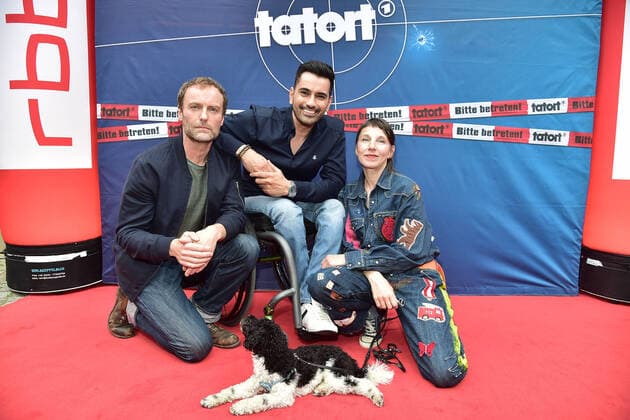 Bilder des Jahres 2022, Entertainment 05 Mai Entertainment Themen der Woche KW20 Entertainment Bilder des Tages Das Mädchen, das alleine nach Haus geht Mark Waschke, Tan Cagler, Meret Becker mit Hund Taxxi Premiere vom RBB Hauptstadtsender, TATORT - das Mädchen, das alleine nach Haus«geht. im Kino Delphi in Berlin am 16.05.2022