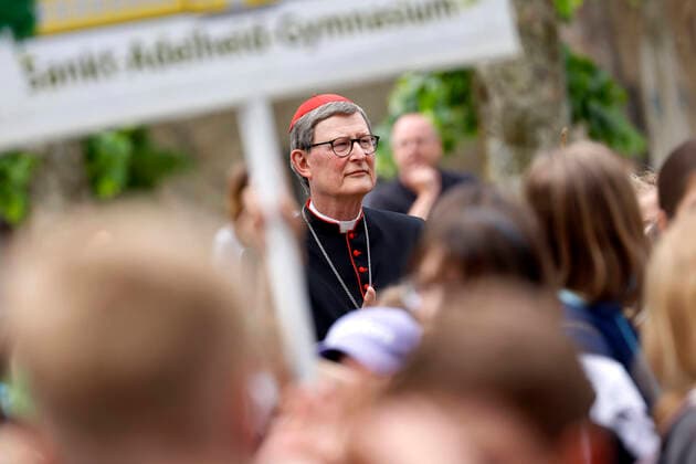 Bilder des Jahres 2022, News 05 Mai News Themen der Woche KW20 Kardinal Rainer Maria Woelki besucht den Altenberger Dom, um die Wallfahrt der Erzbischöflichen Schulen nach Altenberg zu eröffnen. Nach einer Auszeit ist der Kardinal zurück im Erzbistum Köln. Hier zeigte er sich zuletzt kompromissbereit und ließ gemeinsamen Religionsunterricht von katholischen und evangelischen Schülerinnen und Schülern zu. Odenthal, 17.05.2022 NRW Deutschland Copyright: xChristophxHardtx