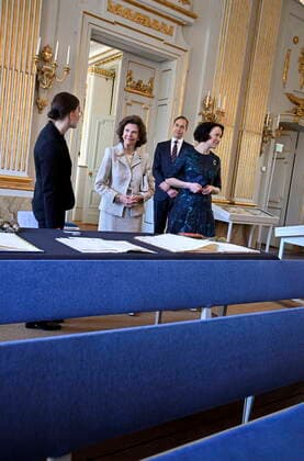 The Permanent Secretary of the Swedish Academy, Mats Malm, Mrs Jenni Haukio, and Queen Silvia look at historical documents during their visit to the Swedish Academy in Stockholm, Sweden, May 18, 2022 Finland’s President is on a two day state visit to Sweden STOCKHOLM SWEDEN x10040x,  Copyright: xAndersxWiklund TTx SWEDEN FINLAND STATE VISIT DAY 2