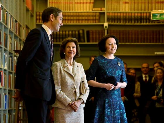 The Permanent Secretary of the Swedish Academy, Mats Malm, Mrs Jenni Haukio, and Queen Silvia visit the Swedish Academy in Stockholm, Sweden, May 18, 2022 Finland’s President is on a two day state visit to Sweden STOCKHOLM SWEDEN x10040x,  Copyright: xAndersxWiklund TTx SWEDEN FINLAND STATE VISIT DAY 2