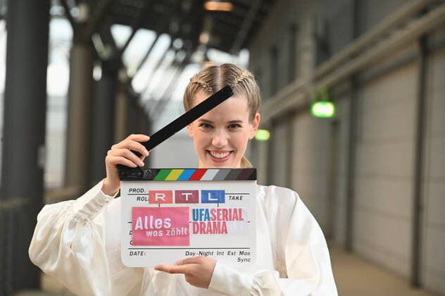 Bilder des Jahres 2022, Entertainment 05 Mai Entertainment Themen der Woche KW20 Die Schauspielerin Sina Zadra posiert und ist ab 22.06.2022 (Folge 3968) als Motivationscoach Jill Kaufmann in der RTL Serie Alles was zählt zu sehen