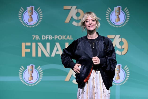 Bilder des Jahres 2022, Entertainment 05 Mai Entertainment Themen der Woche KW20 Entertainment Bilder des Tages Berlin, Olympiastadion, 21.05.22, GER, Herren, DFB-Pokalfinale 2022, Saison 2021-2022, SC Freiburg - RB Leipzig Bild: Heike Makatsch Nur fuer journalistische Zwecke! Only for editorial use! Gemaess den Vorgaben der DFL Deutsche Fußball Liga ist es untersagt, in dem Stadion und oder vom Spiel angefertigte Fotoaufnahmen in Form von Sequenzbildern und oder videoaehnlichen Fotostrecken zu verwerten bzw. verwerten zu lassen. DFL regulations prohibit any use of photographs as image sequences and or quasi-video. Berlin Deutschland