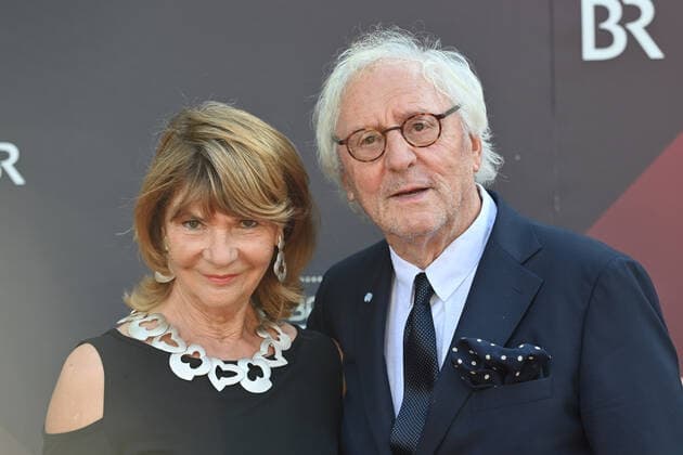 Guenther Maria HALMER (Schauspieler) mit Ehefrau Claudia. Bayerischer Filmpreis 2021-Red Carpet,Roter Teppich, am 20.05.2022 im Prinzregententheater in Muenchen.