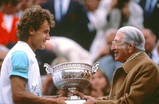 Mats Wilander and RenÃ© Lacoste, 1988 Swedish tennis player Mats Wilander receiving the Coupe des Mousquetaires from RenÃ© Lacoste, after his victory in the men s singles final of the French Open tournament. Paris, Roland Garros, June 5, 1988 Photo Jacques Loew Copyright: xJacquesxLoew Photo12x LWE21A01_160