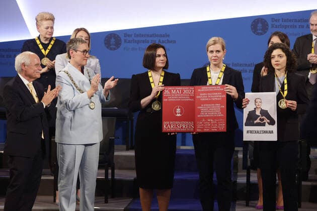 Bilder des Jahres 2022, News 05 Mai News Themen der Woche KW21 News Bilder des Tages Annalena Baerbock (Buendnis 90 Die Gruenen), Bundesaussenministerin, bei der Verleihung des Karlspreises in Aachen, 26.05.2022. Uebergabe des Preises durch Sibylle Keupen OB Aachen, an: Veronica Tsepkalo, Swetlana Tichanowskaja,Maria Kalesnikawa (Plakat), musste sich von ihrer Schwester vertreten lassen, weil sie in Belarus inhaftiert ist. Aachen Deutschland