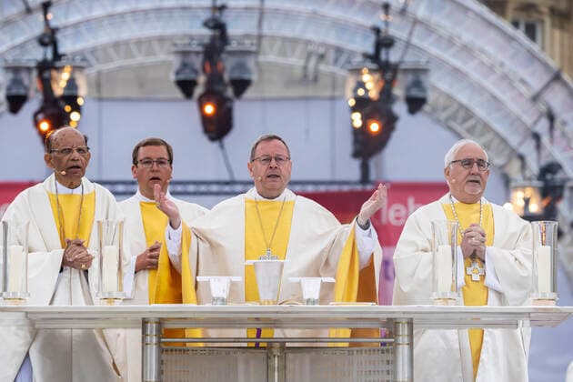 Bilder des Jahres 2022, News 05 Mai News Themen der Woche KW21 News Bilder des Tages Von links Oswald Gracias (Erzbischof von Mumbai), Diakon Nico Schmid, Bischof Georg Bätzing, Gebhard Fürst (Bischof der gastgebenden Diözese Rottenburg-Stuttgart). 102. Deutscher Katholikentag mit Messe auf dem Stuttgarter Schlossplatz beendet. Am Katholikentag hatten nach Angaben der Veranstalter rund 27.000 Menschen teilgenommen - weit weniger als erwartet. Bei rund 1.500 Veranstaltungen ging es um die aktuellen Herausforderungen von Kirche und Gesellschaft, darunter insbesondere den Krieg in der Ukraine, die Klimakrise, die Aufarbeitung des Missbrauchsskandals in der Kirche sowie daraus folgende mögliche Reformen. 29.05.2022: Deutschland, Baden-Württemberg, Stuttgart.