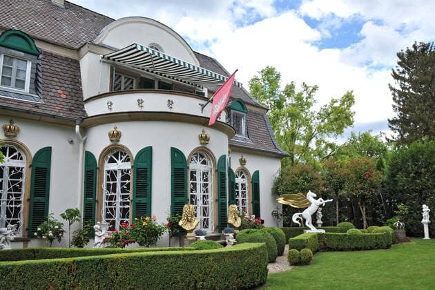 Geburtstags Garten Party im ChÃ¢teau POMPÖÖS. Star Designer Harald Glööckler anläßlich seiner Geburtstags Garten Party am 30.05.2022 im ChÃ¢teau POMPÖÖS Kirchheim Weinstraße. 20220530MWI17692