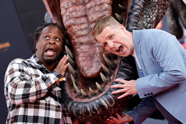 Bilder des Jahres 2022, Entertainment 05 Mai Entertainment Themen der Woche KW22 Entertainment Bilder des Tages Moderator Mola Adebisi und Entertainer Oliver Pocher vor einem T-Rex bei der Deutschlandpremiere von Jurassic World: Ein neues Zeitalter im Cinedom Kino. Köln, 30.05.2022 NRW Deutschland Copyright: xChristophxHardtx