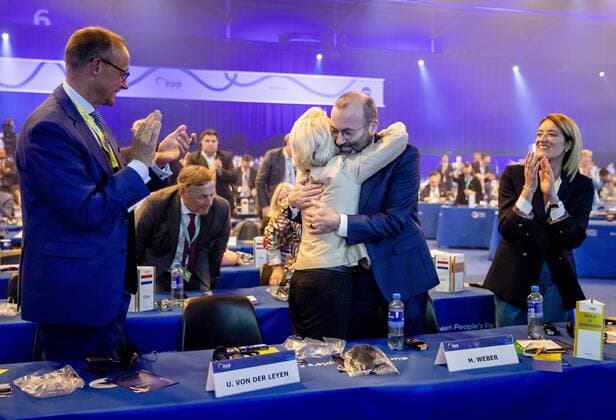 Bilder des Jahres 2022, Entertainment 05 Mai News Bilder des Tages 2022-05-31 21:00:36 ROTTERDAM - Klaus Iohannis (president of Romania), Ursula von der Leyen (president of the European Commission), Manfred Weber (elected EPP president) and Roberta Metsola (president of the European Parliament) (from left to right) during the first day of the EPP congress in Ahoy Rotterdam. The EPP Congress is organized by the European People s Party (EPP), the political family of the Christian Democrats in Europe. ANP SEM VAN DER WAL netherlands out - belgium out