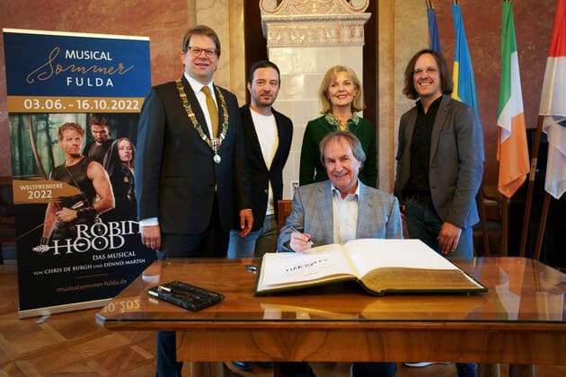 Bilder des Jahres 2022, Entertainment 06 Juni Entertainment Themen der Woche KW22 Entertainment Bilder des Tages DR. HEIKO WINGENFELD, DENNIS MARTIN, DIANE UND CHRIS DE BURGH, PETER SCHOLZ EINTRAG INS GOLDENE BUCH DER STADT FULDA SCHLOSS FULDA