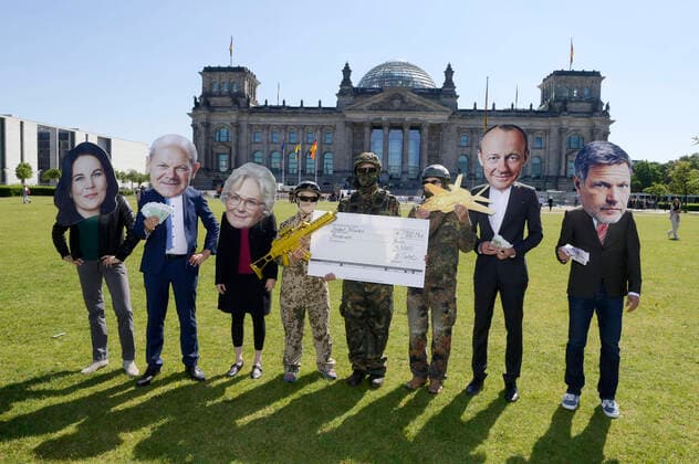 Bilder des Jahres 2022, News 06 Juni News Themen der Woche KW22 News Bilder des Tages Aktivisten bei einer Protestaktion gegen das sogenannte Sondervermögen von 100 Milliarden für die Bundeswehr vor dem Reichstagsgebäude. Berlin, 03.06.2022