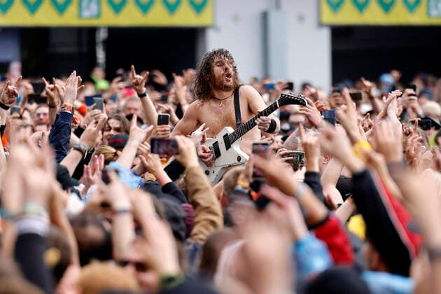 Bilder des Jahres 2022, Entertainment 06 Juni Entertainment Themen der Woche KW22 Entertainment Bilder des Tages Sänger Joel O Keeffe von der Band Airbourne bei Rock am Ring 2022. Knapp 90.000 Besucher bejubeln in diesem Jahr die Auftritte von etwa 70 Bands. Rock am Ring ist ein von Marek Lieberberg gegründetes Musikfestival, das traditionell auf dem Nürburgring in der Nähe der Stadt Adenau in der Eifel stattfindet. Es gilt als das traditionsreichste Rockfestival Deutschlands. Nürburg, 05.06.2022 Rheinland-Pfalz Deutschland Copyright: xChristophxHardtx