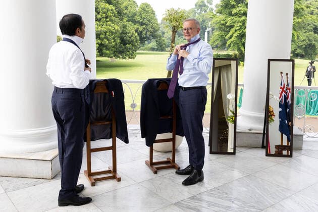 Bilder des Jahres 2022, News 06 Juni News Themen der Woche KW23 News Bilder des Tages President of Indonesia Joko Widodo and Australian Prime Minister Anthony Albanese put their jackets and ties back on after a bicycle ride around the palace grounds during the annual leaders meeting, at Bogor Palace, Indonesia, Monday, June 6, 2022. Mr Albanese is in Indonesia on a two-day official visit. (AAP Image Pool, Alex Ellinghausen ) NO ARCHIVING BOGOR WEST JAVA INDONESIA
