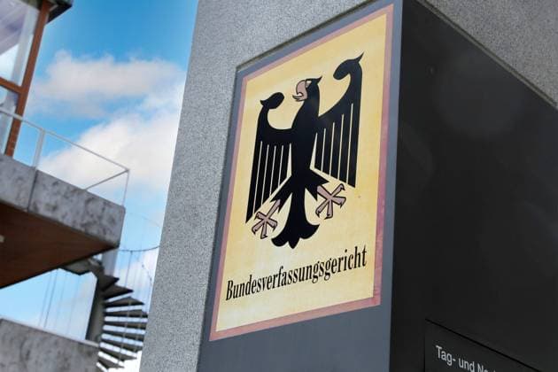 Nahaufnahme vom Briefkasten des Bundesverfassungsgerichts in Karlsruhe