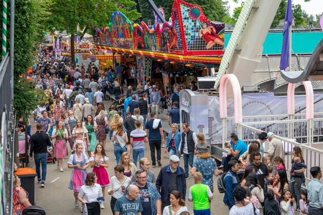 Reportage Pfingstmontag 2022 auf der Bergkirchweih in Erlangen Die Budengasse direkt am Riesenrad Erlangen Bayern Deutschland