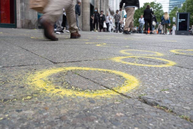 Bilder des Jahres 2022, News 06 Juni News Themen der Woche KW23 09.06.2022,Berlin,Deutschland,GER,gesten Vormittag war in Berlin-Charlottenburg ein Pkw in eine Personengruppe gesteuert.Ein Toter und zahlreiche verletzte Personen in Folge.Markierungen der Polizei sind auf dem Gehweg zu sehen.Rankestraße Ecke Kurfürstendamm.