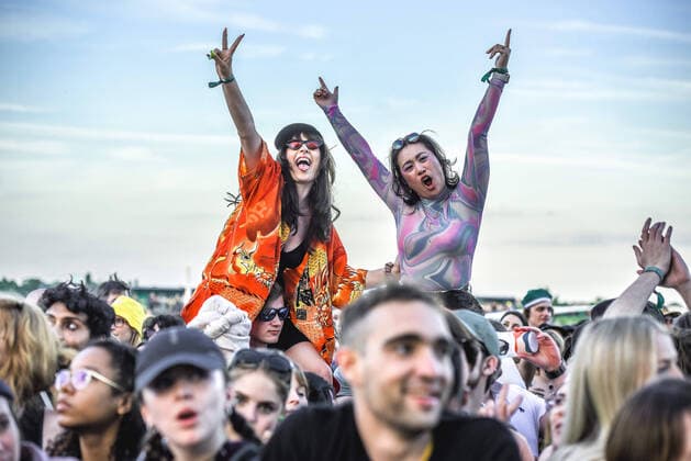 Bilder des Jahres 2022, Entertainment 06 Juni Entertainment Themen der Woche KW23 Entertainment Bilder des Tages 12.06.2022, xlakx, Entertainment Musik, Tempelhof Sounds 2022 emspor, v.l.zwei weibliche Fans auf den Schultern bei The Strokes auf der MainStage Buehne waehrend demTempelhof Sounds 2022 - Tag 3 - auf den ehemaligen Flughafengelaende Tempelhof in Berlin. Berlin