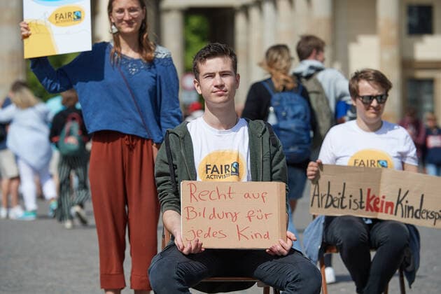 Politik Welttag gegen Kinderarbeit Anlaesslich des 20. Welttages gegen Kinderarbeit haben Mitglieder der Menschenrechtsorganisation FairActivists am am 13. Juni 2022 in Berlin ueber die ausbeuterischen Arbeitsbedingungen fuer Millionen Kinder weltweit und und wie fairer Handel eine Alternative zu konventionellen Produkten bietet, informiert. Weltweit fuehren Armut, Kriege und Hunger dazu, dass Millionen Kinder arbeiten muessen, statt zur Schule zu gehen oder zu spielen. Die Coronapandemie hat die Situation weiter verschaerft. 13.6.2022, Berlin