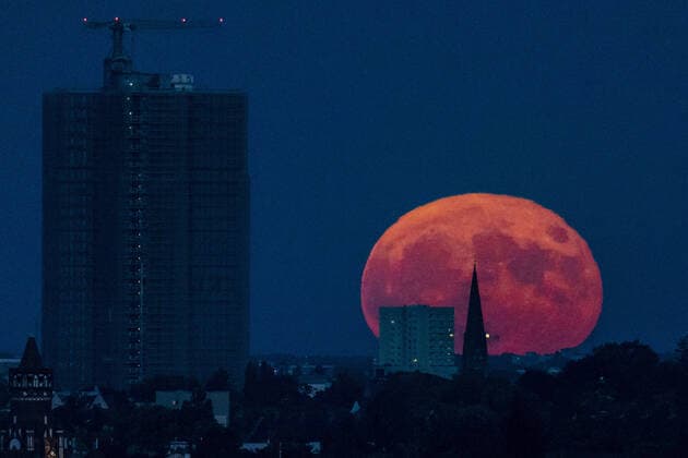 Bilder des Jahres 2022, News 06 Juni News Bilder des Tages Der sogenannte Erdbeermond zeichnet sich ab beim Aufgang neben dem Steglitzer Kreisel in Berlin, 14.06.2022. Berlin Deutschland