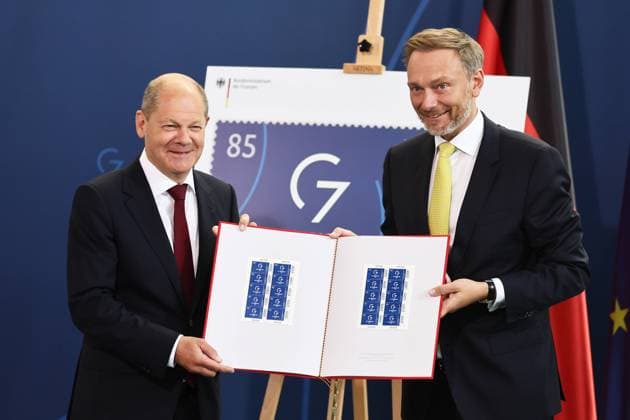 Bilder des Jahres 2022, News 06 Juni News Bilder des Tages Bundeskanzler Olaf Scholz und Bundesfinanzminister Christian Lindner waehrend der Praesentation des Sonderpostwertzeichens G7-Praesidentschaft in Kanzleramt in Berlin am 15. Juni 2022. Praesentation des Sonderpostwertzeichens G7-Praesidentschaft