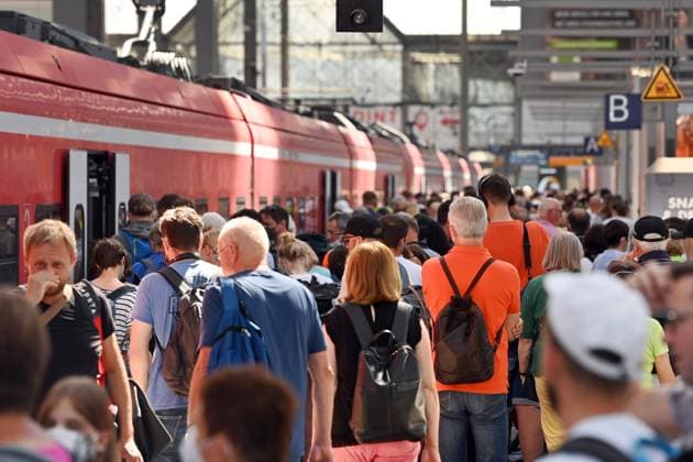 Bilder des Jahres 2022, News 06 Juni News Bilder des Tages Neun Euro Ticket-Das Bahn-Chaos wird jetzt nur schlimmer.Volle Bahnhofshalle,Bahnsteig, Bahnreisende am Hauptbahnhof in Muenchen am 15.06.2022.