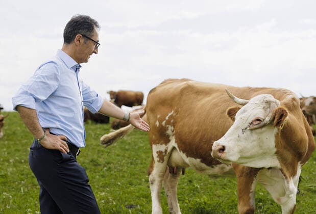 Bilder des Jahres 2022, News 06 Juni News Bilder des Tages Cem Oezdemir (Buendnis 90 Die Gruenen), Bundesminister fuer Landwirtschaft und Ernaehrung, besucht einen demeter Bauernhof in Holzkirchen, 16.06.2022. Holzkirchen Deutschland