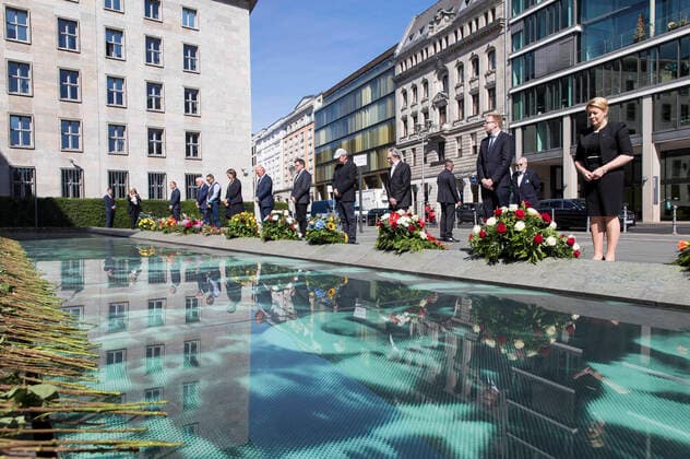 Bilder des Jahres 2022, News 06 Juni News Bilder des Tages Stilles Gedenken mit Kranzniederlegung u.a. durch die Regierende Bürgermeisterin von Berlin, Franziska Giffey, zum 69. Jahrestag des Volksaufstandes vom 17. Juni 1953 am Bodendenkmal auf dem Platz des Volksaufstandes von 1953. Berlin, 17.06.2022