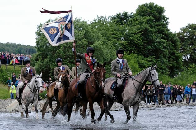 Bilder des Jahres 2022, News 06 Juni News Bilder des Tages Selkirk Common Riding _ Safe Out - Morning Ceremonials Selkirk, UK. 17.Jun.2022. Selkirk Common Riding 2022. Friday. Adam Nichol, Selkirk Royal Burgh Standard Bearer, 2022, flanked by his Attendants, Thomas Bell, Conall Fairbairn, Fraser Easson, Thomas Stanners, ford the River Ettrick on the first crossing, heading Safe Out, followed by a horse cavalcade of over 260 riders. Selkirk commemorates and celebrates its history at the annual Common Riding, held on the second Friday after the first Monday in June, when the town™s boundaries or ˜marches™ are ridden. Usually in the region of 300-400, Selkirk boasts one of the largest cavalcade of horses and riders in Europe. Selkirk Scottish Borders United Kingdom Copyright: xRobxGrayx originalFilename: gray-selkirkc220617_npuiy.jpg