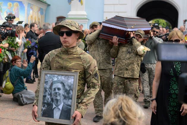 Bilder des Jahres 2022, News 06 Juni News Bilder des Tages KYIV, UKRAINE - JUNE 18, 2022 - A funeral procession of civil activist, 2014 Revolution of Dignity participant and serviceman of the 93rd Separate Kholodnyi Yar Mechanized Brigade Roman Ratushnyi, 24, who died fighting Russian invaders near Izium, Kharkiv Region, sets out from St Michael s Cathedral to Maidan Nezalezhnosti, Kyiv, capital of Ukraine. This photo cannot be distributed in the Russian Federation. Kyiv pays last respects to Ukrainian defender Roman Ratushnyi Copyright: xEvgenxKotenkox