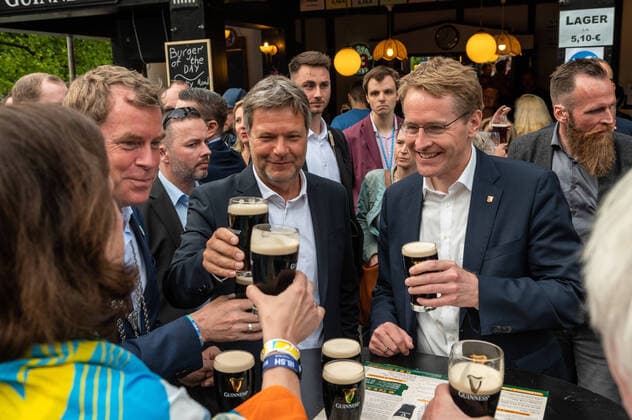 Bilder des Jahres 2022, News 06 Juni Entertainment Themen der Woche KW24 News Bilder des Tages Kiel, Deutschland, 18. Juni 2022, Die Kieler Woche 2022 ist eröffnet! Mit Ministerpräsident Daniel Günther (Glasen) und Bundeswirtschaftsminister Robert Habeck (Typhonsignel Leinen los) und weiteren prominenten Gästen und ca. 10.000 Besuchern fand die Eröffnung auf dem Rathausplatz statt.