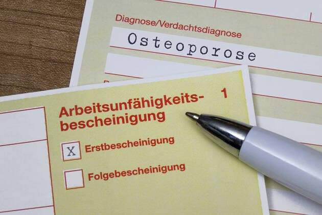 Arbeitsunfähigkeitsbescheinigung und Diagnose Arbeitsunfähigkeitsbescheinigung und Diagnose, 20.06.2022, Borkwalde, Brandenburg, Unter einer Arbeitsunfähigkeitsbescheinigung liegt die Diagnose Osteoporose.