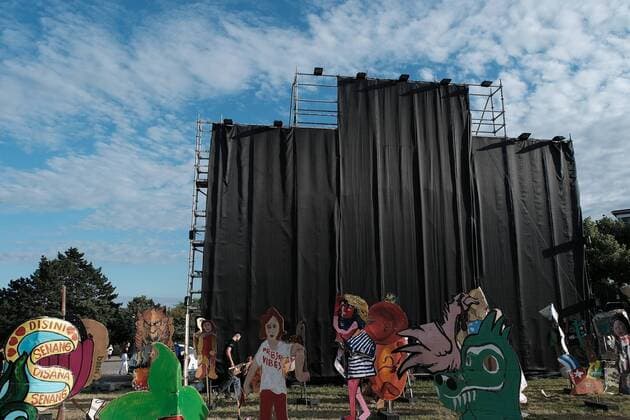 Bilder des Jahres 2022, Entertainment 06 Juni Entertainment Themen der Woche KW25 21.06.2022 xkhx Kassel, documenta fifteen Friedrichplatz Kassel: Banner des indonesischen Künstlerkollektivs Taring Padi mit eindeutig antisemitischen Darstellungen wird abgehängt - am Schluss steht ur noch das leere Gerüst