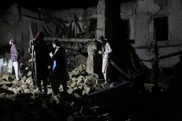 Bilder des Jahres 2022, News 06 Juni News Themen der Woche KW25 News Bilder des Tages (220622) -- PAKTIKA (AFGHANISTAN), June 22, 2022 -- People stand on the rubble of a house damaged in an earthquake in Paktika province, Afghanistan, on June 22, 2022. The death toll from an earthquake that struck eastern Afghanistan early Wednesday has surpassed 1,000, while more than 1,500 people were injured, a provincial official said, adding the number of casualties might rise further. (Photo by Xinhua) AFGHANISTAN-PAKTIKA-EARTHQUAKE SaifurahmanxSafi