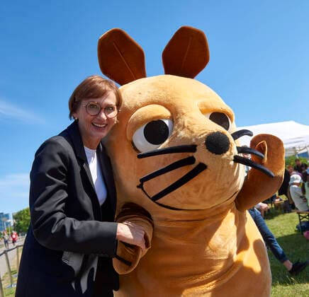 Bilder des Jahres 2022, News 06 Juni News Themen der Woche KW25 Bettina Stark-Watzinger - Tag der kleinen Forscher 2022 EUR, Deutschland, Berlin, 23.06.2022: Vor dem Reichstag findet anlässlich des bundesweiten Aktionstages Tag der kleinen Forscher ein gemeinsames Entdecken und Forschen statt. Mit Schaufel, Lupen und Händen und Unterstützung der Maus entdecken Kita- und Grundschulkinder neue Welten. Motto der des MINT- Aktionstages : Geheimnisvolles Erdreich - die Welt unter unseren Füßen.