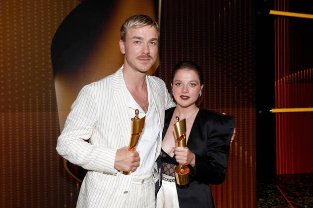 Bilder des Jahres 2022, Entertainment 06 Juni Entertainment Themen der Woche KW25 Deutscher Filmpreis 2022 Albrecht Schuch mit Jella Haase auf der Party bei der Verleihung der Lola - Deutscher Filmpreis 2021 im Palais am Funkturm in der Messe Berlin. Copyright: xEventpressxGolejewskix