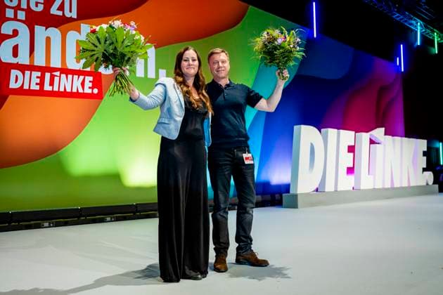 Bilder des Jahres 2022, News 06 Juni News Themen der Woche KW25 News Bilder des Tages DIE LINKE - BUNDESPARTEITAG 2022 IN ERFURT 25 06 2022 - Erfurt: Der Bundesparteitag der Partei DIE LINKE in der Messe Erfurt am 25. Juni 2022. Martin Schirdewan (DIE LINKE, Mitglied im Europaparlament) und Janine Wissler (DIE LINKE) nach der Wahl als Parteivorsitzende. _________________