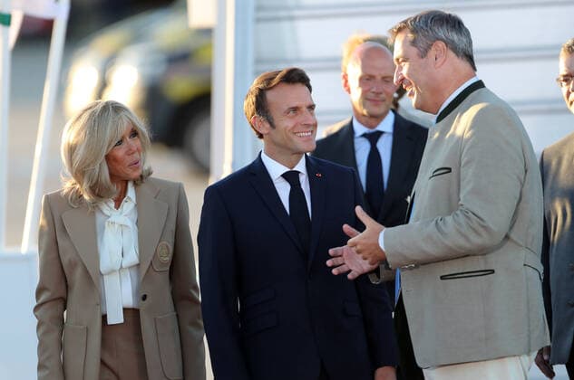 Bilder des Jahres 2022, News 06 Juni News Themen der Woche KW25 News Bilder des Tages G 7 Gipfel in Ellmau Emmanuel Macron , Markus Söder und Brigitte Macron, München Bayern Deutschland Munich Airport